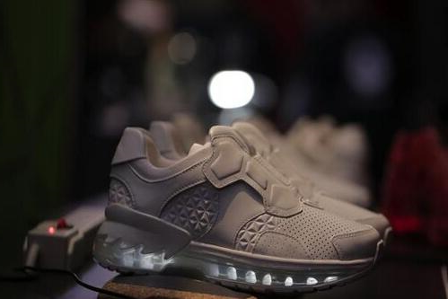 联想推出首款可玩游戏的3D打印智能跑鞋