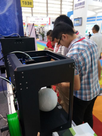 来自朝鲜的参展人到创想三维
展位参观,洽谈 来自朝鲜的参展人到创想三维
展位参观,洽谈