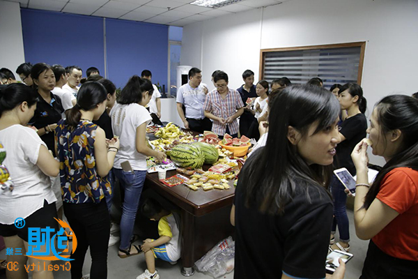 创想三维
联合创始人兼运营总监刘辉林向寿星们送上诚挚的祝福