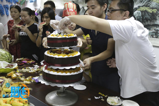员工生日会 情暖“创想人”