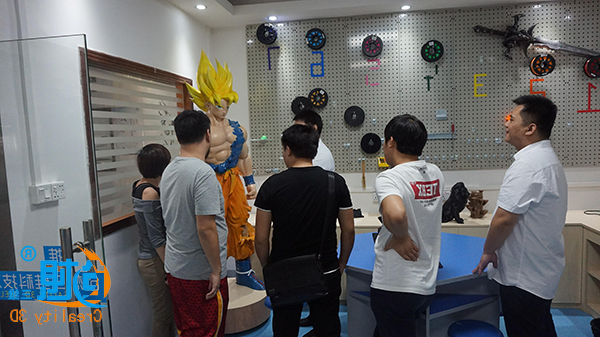 3D打印爱好者现场体验3D打印笔操作 3D打印爱好者现场体验3D打印笔操作