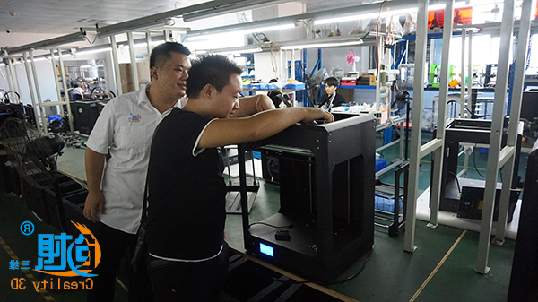 3D打印爱好者参观创想三维
生产车间 3D打印爱好者参观创想三维
生产车间