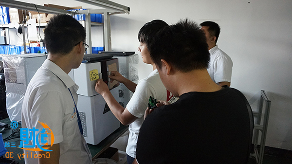 3D打印爱好者操作创想三维
FDM3D打印机