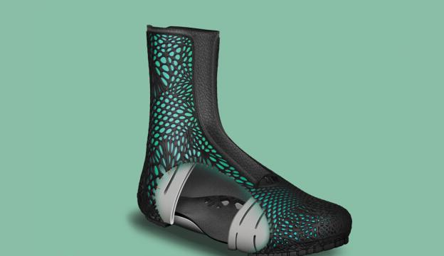 能自动适应脚掌的3D打印靴子  穿上超合脚