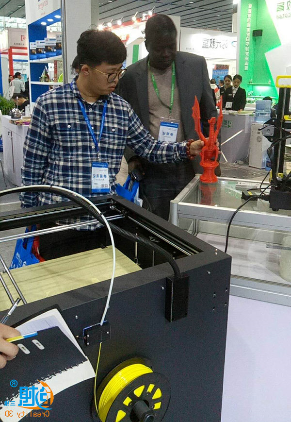 创想三维
精彩亮相第73届教育装备展  教育版3D打印机备受关注