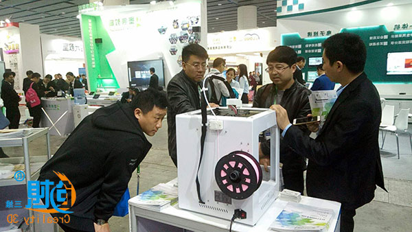 创想三维
精彩亮相第73届教育装备展  教育版3D打印机备受关注