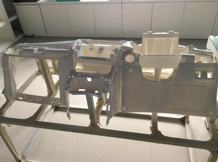 　　中国增材制造(3D打印)产业今年创造超过百亿的产值，是《中国制造2025》的发展重点，正在推动汽车产业的加速变革。2017年12月13日，工信部等部门印发《增材制造产业发展行动计划(2017-2020年)》(工信部联装〔2017〕311号)(简称《行动计划》)。增材制造(又称3D打印)是以数字模型为基础，将材料逐层堆积制造出实体物品的新兴制造技术，将对传统的工艺流程、生产线、工厂模式、产业链组合产生深刻影响，是制造业有代表性的颠覆性技术。我国高度重视增材制造产业，将其作为。 　　《行动计划》明确提出，到2020年，我国增材制造产业年销售收入超过200亿元，年均增速在30%以上。关键核心技术达到国际同步发展水平，工艺装备基本满足行业应用需求，生态体系建设显著完善，在部分领域实现规模化应用，国际发展能力明显提升。那么，《行动计划》对于3D打印在汽车行业的应用有何促进作用?3D打印又将在汽车加速变革中起到怎样的作用呢? 　　培育示范项目实现复杂、关键零部件轻量化 　　汽车行业正在面临深刻变化，比如传统内燃机汽车正在向纯电动、混合动力、氢燃料动力电池汽车等清洁能源汽车方向转型，与此同时，汽车与智能网联技术的结合也越来越紧密。 　　“随着汽车“四化”发展，汽车外观、内饰、结构等都已发生变化，且这一过程正在加速。这些变化往往都是创新的、个性化的、小批量的，而这种情况需要用到3D打印技术提供足够的支撑和帮助。”12月25日，中国3D打印技术产业联盟执行理事长、无限三维科技产业集团主席罗军接受《中国汽车报》记者采访时介绍，《行动计划》有助于3D打印在汽车领域的创新应用。 　　《行动计划》提出，面向传统产业升级改造和新兴消费等应用需求，深入推进在航空航天、船舶、汽车等领域中创新应用，积极促进在生物医疗、教育培训和创意消费等领域推广应用，打通增材制造在社会、企业、家庭的应用路径。要开展100个以上应用范围较广、实施效果显著的试点示范项目，培育一批创新能力突出、特色鲜明的示范企业和园区，推动增材制造在航空、航天、船舶、汽车、医疗、文化、教育等领域实现规模化应用。《行动计划》推进增材制造在航空、航天、船舶、核工业、汽车、电力装备、轨道交通装备、家电、模具、铸造等重点制造领域的示范应用。 　　《行动计划》明确表示，要在汽车新品设计、试制阶段，利用增材制造技术实现无模设计制造，缩短开发周期。采用增材制造技术一体化成型，实现复杂、关键零部件轻量化。可见，国家非常重视3D打印在汽车及汽车零部件领域的创新应用。 　　加速汽车3D打印规模化应用 　　3D打印技术在汽车领域的应用已有时日，多在汽车设计、功能件测试、个性化新品开发中应用。据悉，我国法士特、万里扬、锦恒等众多汽车零部件企业正在研究或者已经采用3D打印技术打印设计样品、测试品及个性化新品。罗军说：“3D打印能够促进新产品开发和迭代的加快。” 　　今年年初，福特对外公开表示，其3D打印零部件有望量产。行业人士表示，一旦3D打印零部件实现量产，那么传统汽车制造工艺将大大简化。从《行动计划》看到，国家是希望3D打印技术尽快在部分领域实现规模化应用，汽车行业肯定位列其中。 　　3D打印技术要想规模化应用，首先要突破的是材料的局限性。《行动计划》重点规定了对3D打印材料的重点培育。比如，要突破100种以上重点行业应用急需的工艺装备、核心器件及专用材料;大幅提升增材制造产品质量及供给能力;提升金属、无机非金属、生物材料增材等专用材料的质量;专用材料、工艺装备等产业链重要环节关键核心技术与国际同步发展，部分领域达到国际先进水平。 　　《行动计划》最大亮点是，国家在重点培育3D打印产业进行财政配套支持。通过“增材制造与激光制造”国家重点研发计划等支持符合条件的增材制造工艺技术、装备及其关键零部件研发，研究将符合条件的增材制造纳入“科技创新2030-重大项目”支持范围。将符合条件的增材制造装备纳入首台套重大技术装备保险补偿等政策，加大扶持力度。国家对3D打印产业的培育，必须利好汽车复杂、关键零部件3D打印规模化应用。