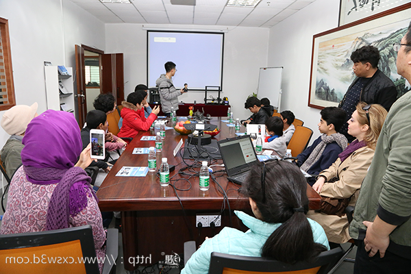 沙特阿拉伯学生走进创想三维
总部 领略3D打印的神奇魅力