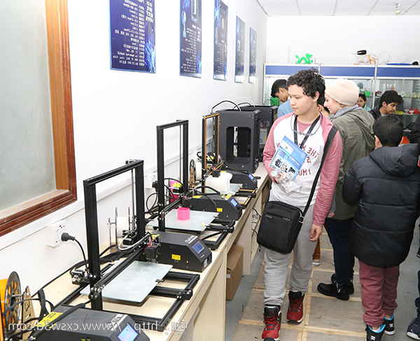 沙特阿拉伯学生走进创想三维
总部 领略3D打印的神奇魅力