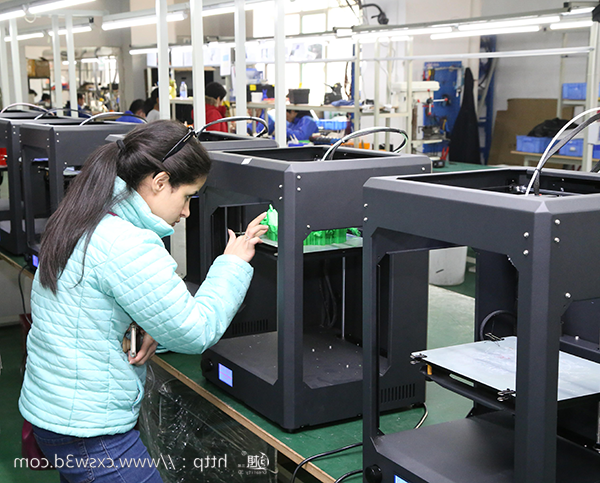 沙特阿拉伯学生走进创想三维
总部 领略3D打印的神奇魅力