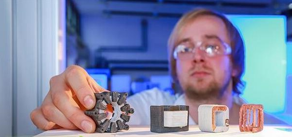 最近，开姆尼茨工业大学的一个研究小组首次成功的同时用铜、铁和陶瓷3D打印了电动机的重要部件，该技术将在今年的汉诺威展览交易会（Hanover Messe trade fair）上展出。