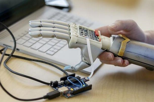 3D打印仿生手臂  成本降到传统假肢的1%