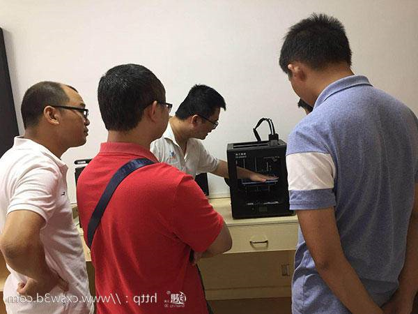 3D打印+创客教育 创想三维
3D打印技术走进“云浮教育”