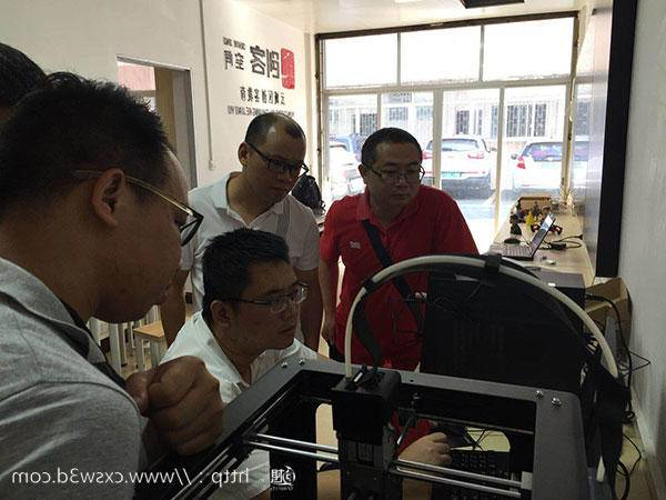 3D打印+创客教育 创想三维
3D打印技术走进“云浮教育”