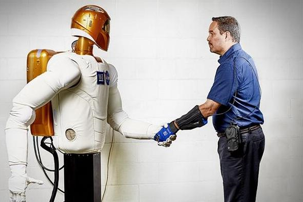 工人可以使用RoboGloves在通用装配厂处理3D打印部件