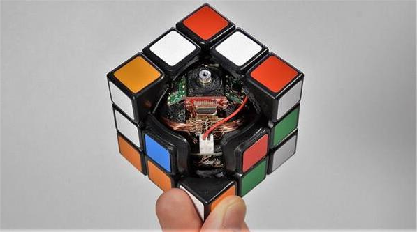 这个令人敬畏的3D打印机器人魔方可以解决自己