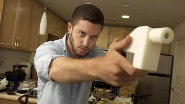 威尔森拿着自己设计的3D打印手枪