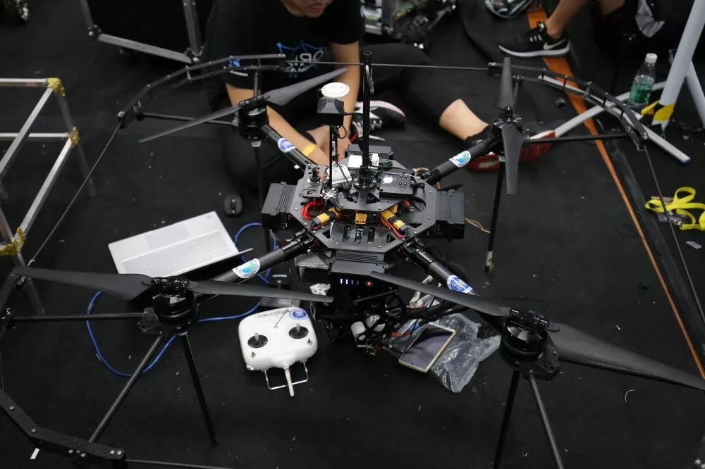 学生使用3D打印机制作 学生使用3D打印机制作