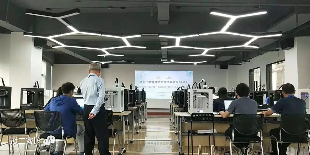 创想三维
与众多院校展开3D打印机校企合作