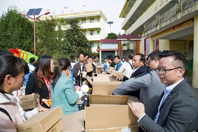热情捐助3D打印机合影 热情捐助3D打印机合影