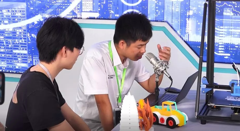 演示了新品CR-10 V2 3D打印机的操作步骤和打印效果等 演示了新品CR-10 V2 3D打印机的操作步骤和打印效果等