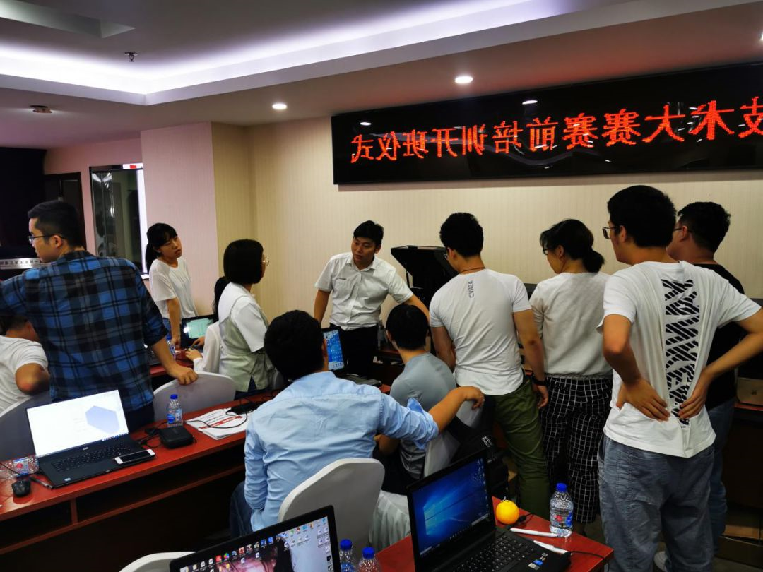 创想三维
技术指导张正伟老师给学生们讲解3D打印机操作