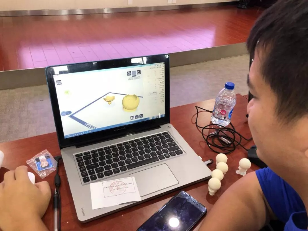 3D打印机造型技能大赛学员进行模型切片操作