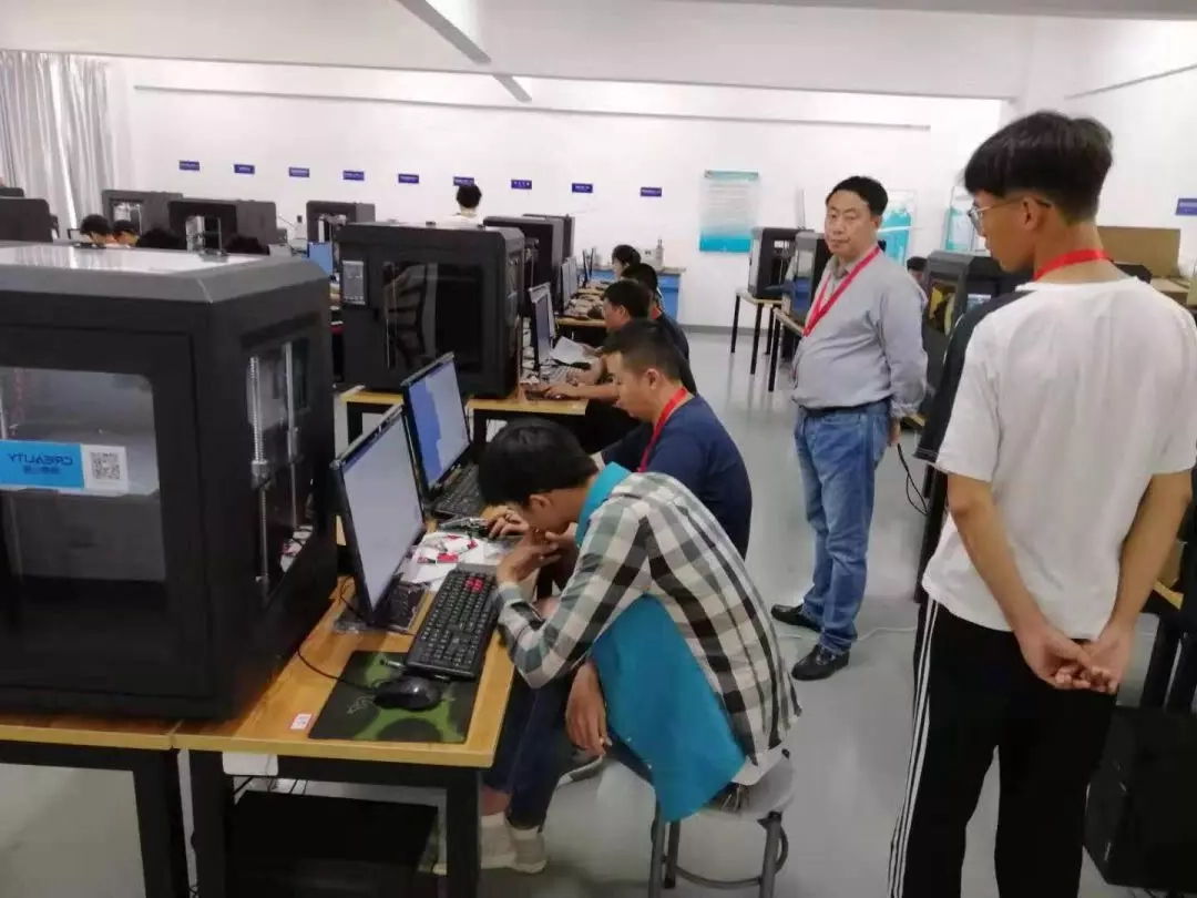 3D打印机参赛选手正在解决产品3D打印与后处理