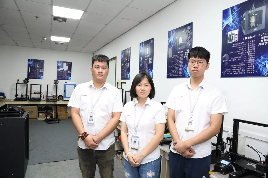 创想三维
3D打印机售后服务人员