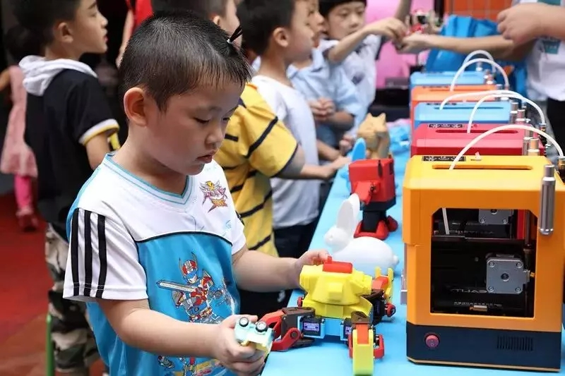 小朋友正在使用创想三维
3D打印机 CR-100制作玩具