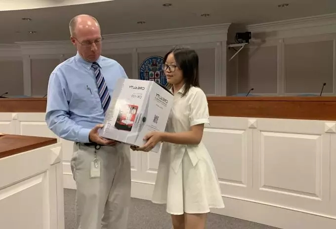 美国学生把CR-100 3D打印机送给温切斯特市市长