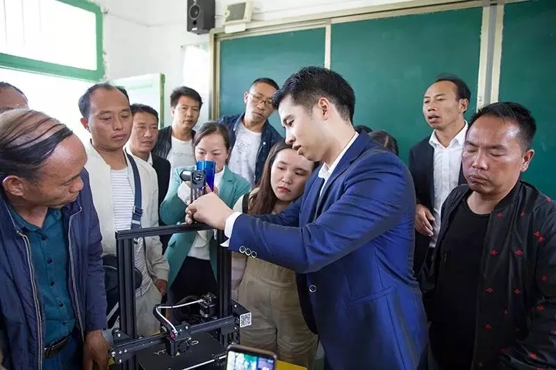 为山区捐赠CR20 3D打印机