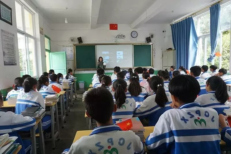 创想三维
工作人员为山区儿童讲解3D打印机知识