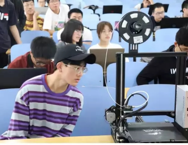 学生正在研究创想三维
Ender-3S 3D打印机构造原理