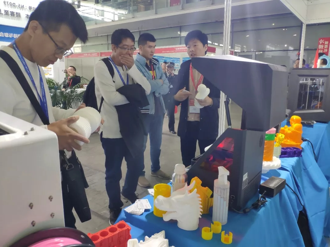 向观众展示了最先进的3D打印机打印的作品 向观众展示了最先进的3D打印机打印的作品