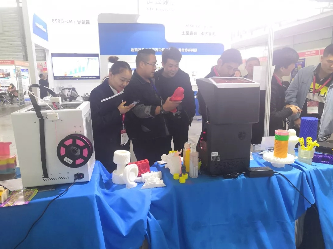 参观者向工作人员索要要3D打印机相关资料 参观者向工作人员索要要3D打印机相关资料