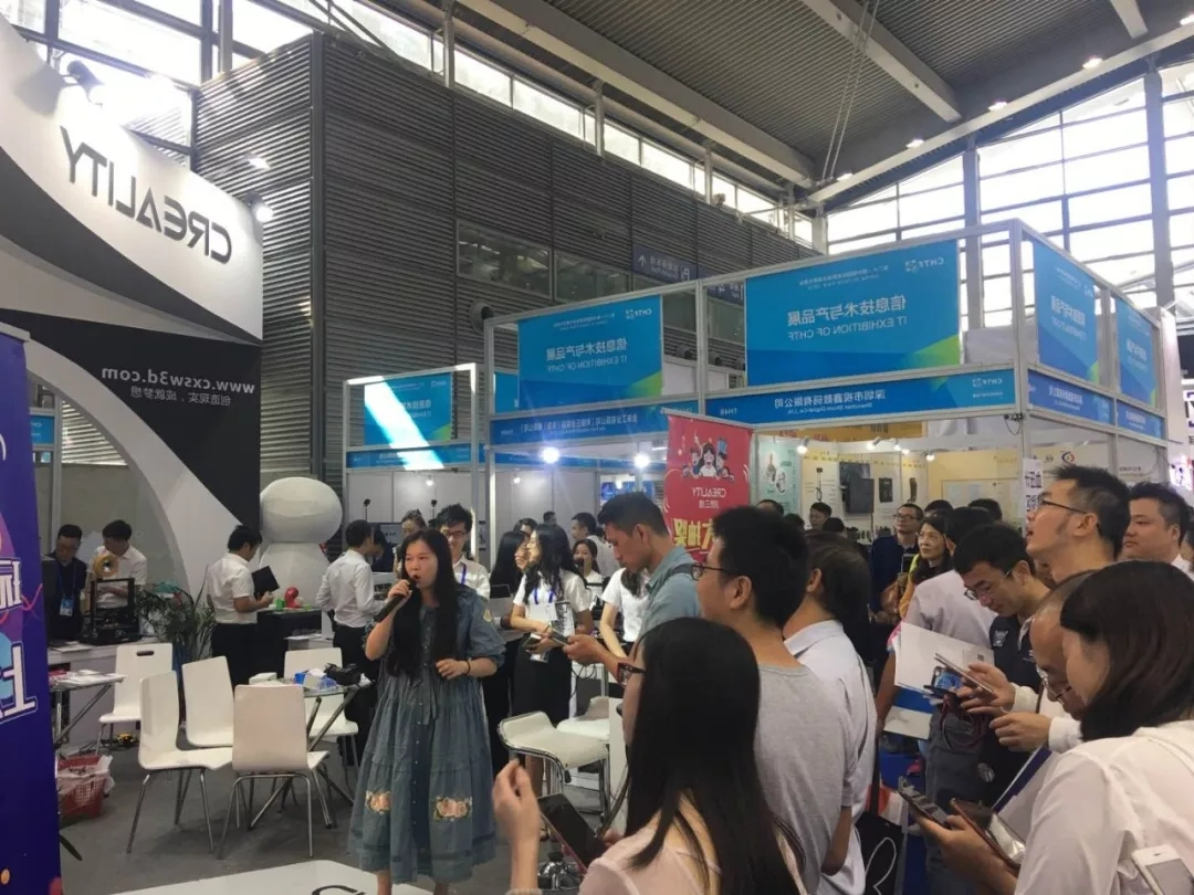 大家踊跃参加3D打印机活动