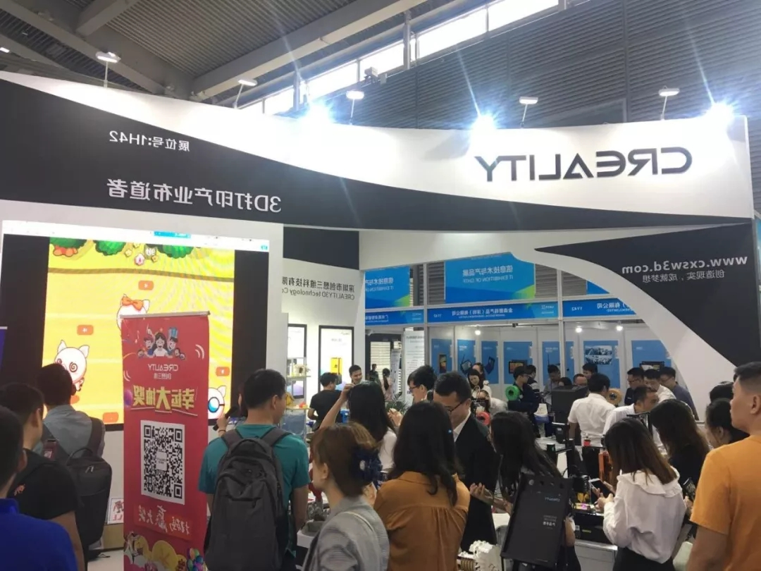 3D打印机产品展会络绎不绝的人群