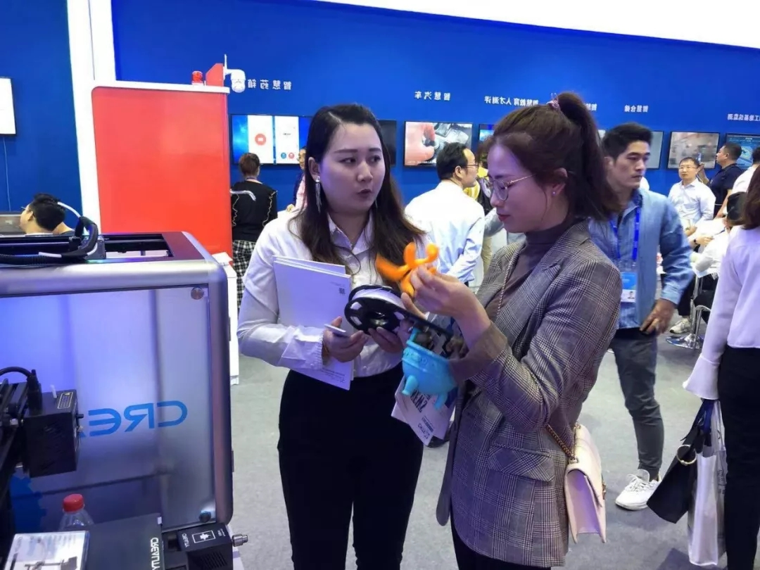 向游来的游客介绍起3D打印机产品优势