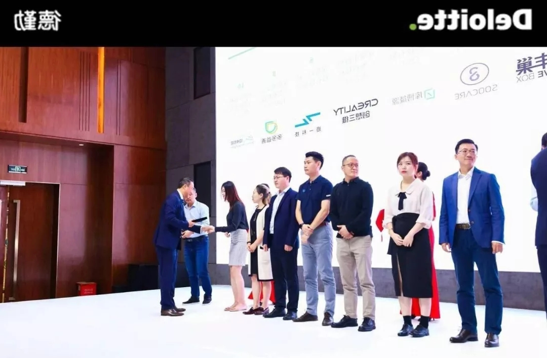 创想三维
3D打印机联合创始人刘辉林上台领奖（左五）