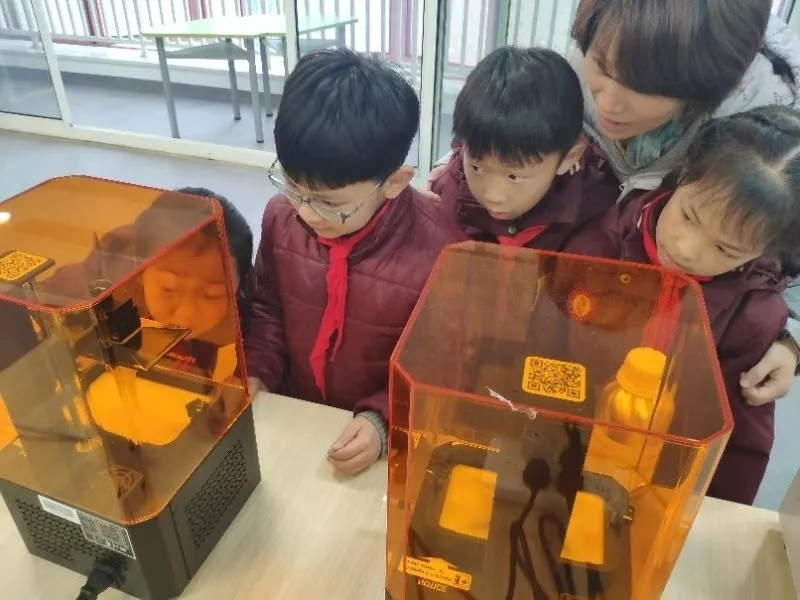 学生对3D打印机充满了好奇
