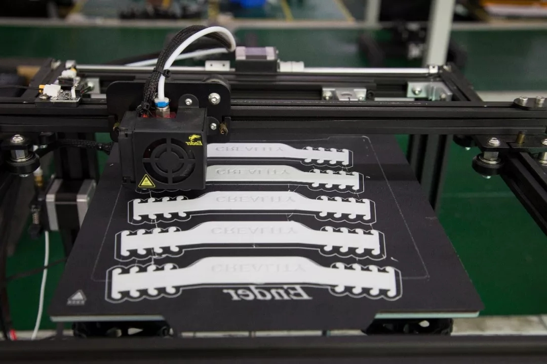 每台3D打印机可打印五个口罩扣 每台3D打印机可打印五个口罩扣